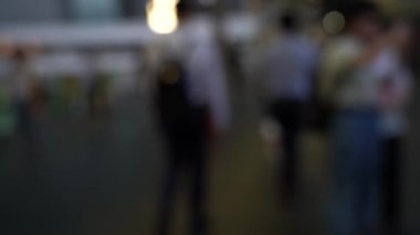 Yaya köprüsünü geçen bulanık insanlar; Yavaş Çekim