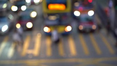 Yoğun yaya geçidinde bulanık insanlar; Yavaş çekim