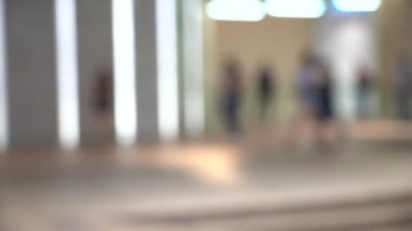 Alışveriş merkezinde yürüyen Bulanık İnsanlar; yavaş çekim