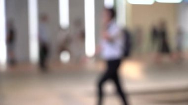 Alışveriş merkezinde yürüyen Bulanık İnsanlar; yavaş çekim
