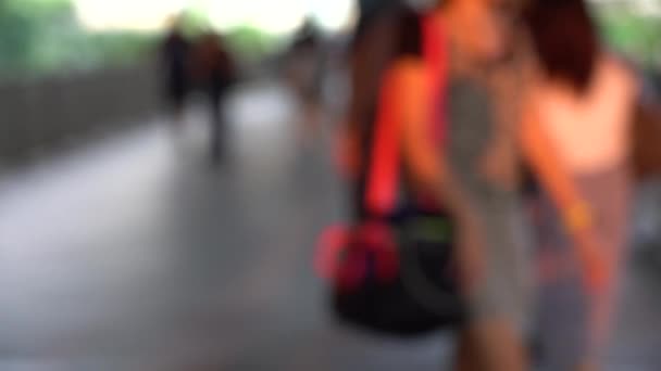 Personnes Floues Traversant Passerelle Piétonne Mouvement Lent — Video