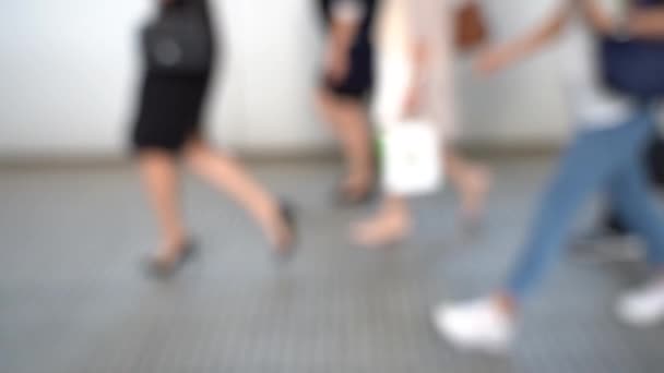 Personnes Floues Traversant Passerelle Piétonne Mouvement Lent — Video