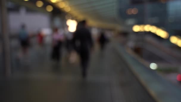 Personas Borrosas Cruzando Puente Peatonal Slow Motion — Vídeos de Stock