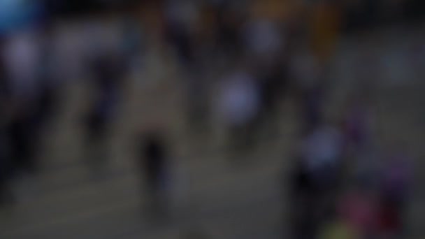 Personnes floues sur les passages piétonniers occupés   Mouvement lent 