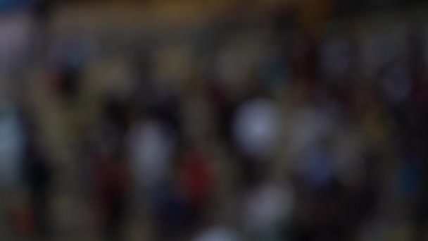 Personnes floues sur les passages piétonniers occupés   Mouvement lent 