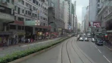 Timelapse/Hyperlapse çift katlı tramvay Hong Kong sokak sahnesi görüntüleme.
