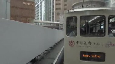 Timelapse/Hyperlapse çift katlı tramvay Hong Kong sokak sahnesi görüntüleme.