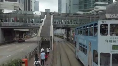 Timelapse/Hyperlapse çift katlı tramvay Hong Kong sokak sahnesi görüntüleme.
