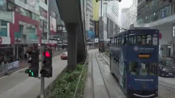 Timelapse / Hyperlapse viendo la escena callejera de Hong Kong desde el tranvía de dos pisos . — Vídeos de Stock