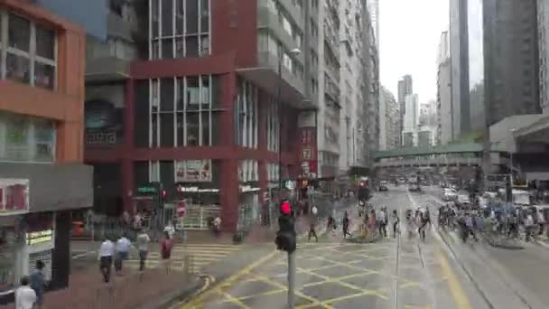 Timelapse/Hyperlapse çift katlı tramvay Hong Kong sokak sahnesi görüntüleme. — Stok video