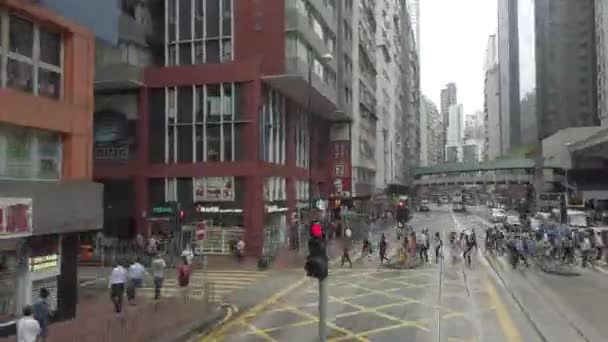 Timelapse / Hyperlapse viendo la escena callejera de Hong Kong desde el tranvía de dos pisos . — Vídeos de Stock