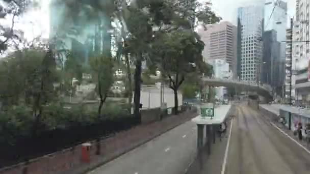 Timelapse / Hyperlapse viendo la escena callejera de Hong Kong desde el tranvía de dos pisos . — Vídeos de Stock