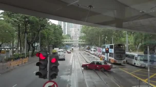 Timelapse / Hyperlapse viendo la escena callejera de Hong Kong desde el tranvía de dos pisos . — Vídeos de Stock