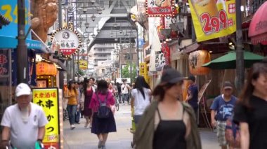 Osaka, Japonya, 18 Haziran 2019 : Ebisuhigashi'de alışveriş caddesinde yürüyen insanların yavaş hareketi - Osaka,Japonya'nın en popüler seyahat sitesi