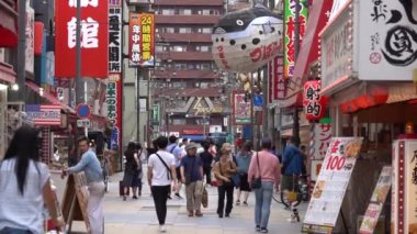 Osaka, Japonya, 18 Haziran 2019 : Ebisuhigashi'de alışveriş caddesinde yürüyen insanların yavaş hareketi - Osaka,Japonya'nın en popüler seyahat sitesi