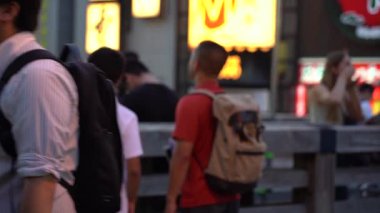 Osaka, Japonya, 17 Haziran 2019 : Gece Dotonbori'yi ziyaret eden turistlerin yavaş hareketi. Dotonbori, Japonya'nın Osaka bölgesinin en popüler seyahat sitesidir.
