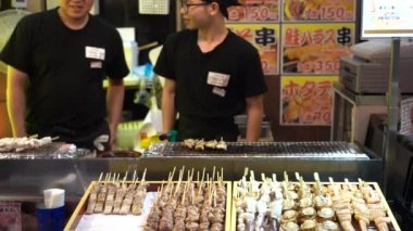 Osaka, Japonya, 17 Haziran 2019 : Gece Dotonbori'yi ziyaret eden turistlerin yavaş hareketi. Dotonbori, Japonya'nın Osaka bölgesinin en popüler seyahat sitesidir.