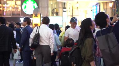 Osaka, Japonya, 17 Haziran 2019 : Gece Dotonbori'yi ziyaret eden turistlerin yavaş hareketi. Dotonbori, Japonya'nın Osaka bölgesinin en popüler seyahat sitesidir.