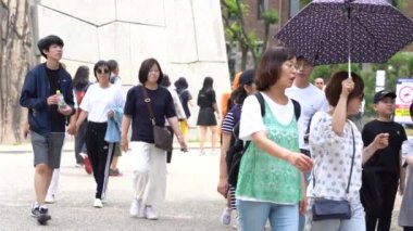 Osaka, Japonya, 18 Haziran 2019 : Osaka Castle Park'ta yürüyen ziyaretçinin yavaş hareketi - Osaka, Japonya'nın en popüler seyahat sitesi