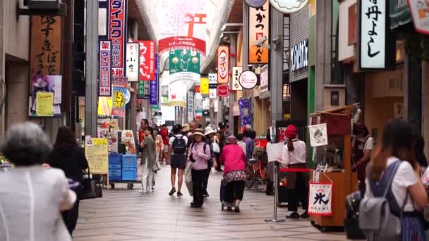 日本奈良 2019年6月19日 慢动作的人走在Higashimuki购物街是一个购物商场与纪念品商店和餐馆在奈良 — 图库视频影像