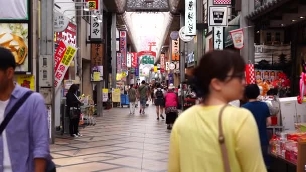 日本奈良 2019年6月19日 慢动作的人走在Higashimuki购物街是一个购物商场与纪念品商店和餐馆在奈良 — 图库视频影像