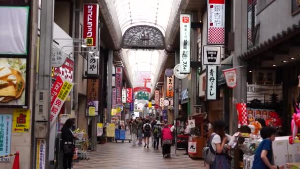 日本奈良 2019年6月19日 慢动作的人走在Higashimuki购物街是一个购物商场与纪念品商店和餐馆在奈良 — 图库视频影像