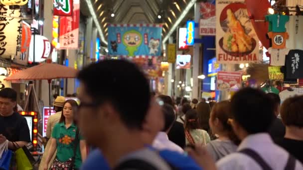 日本大阪 2019年6月17日 夜间游客前往多顿博里旅游的慢动作 多顿博里是日本大阪最受欢迎的旅游网站 — 图库视频影像