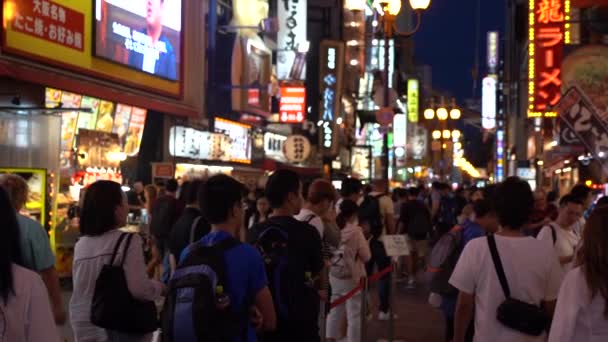 日本大阪 2019年6月17日 夜间游客前往多顿博里旅游的慢动作 多顿博里是日本大阪最受欢迎的旅游网站 — 图库视频影像