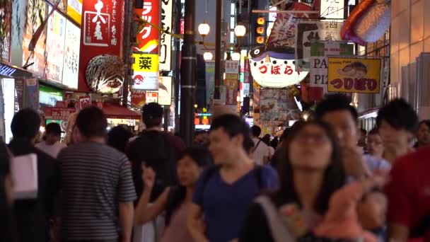 日本大阪 2019年6月17日 夜间游客前往多顿博里旅游的慢动作 多顿博里是日本大阪最受欢迎的旅游网站 — 图库视频影像