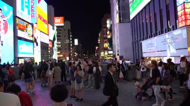 2019年6月17日 夜に道堀を訪れる観光客のスローモーション 道とん堀は大阪で最も人気のある旅行サイトです — ストック動画