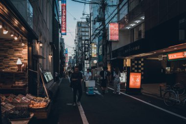 Osaka, Japonya, 17 Haziran 2019 : Gece Dotonbori'yi ziyaret eden turistler. Dotonbori, Japonya'nın Osaka bölgesinin en popüler seyahat sitesidir.