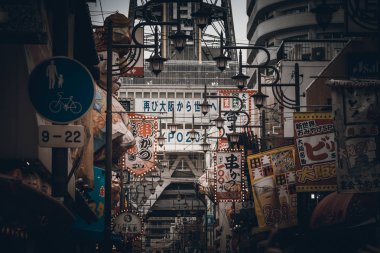 Osaka, Japonya, 18 Haziran 2019 : Ebisuhigashi'de alışveriş caddesinde yürüyen insanlar - Osaka,Japonya'nın en popüler seyahat sitesi