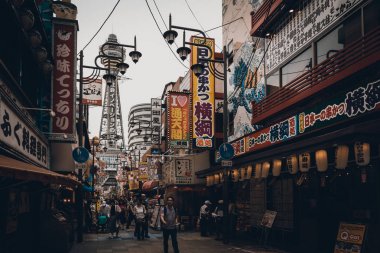 Osaka, Japonya, 18 Haziran 2019 : Ebisuhigashi'de alışveriş caddesinde yürüyen insanlar - Osaka,Japonya'nın en popüler seyahat sitesi