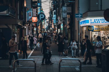 Osaka, Japonya, 17 Haziran 2019 : Gece Dotonbori'yi ziyaret eden turistler. Dotonbori, Japonya'nın Osaka bölgesinin en popüler seyahat sitesidir.