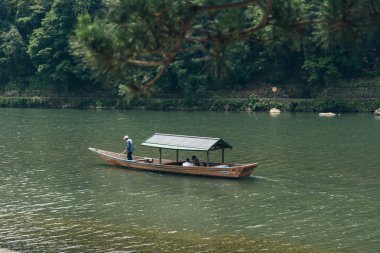 Turistler Kyoto, Japonya eteklerinde Arashiyama keşfetmek. 