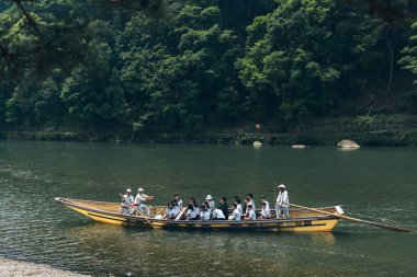 Turistler Kyoto, Japonya eteklerinde Arashiyama keşfetmek. 