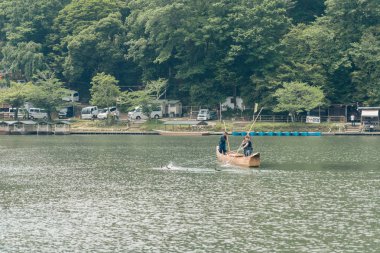 Turistler Kyoto, Japonya eteklerinde Arashiyama keşfetmek. 