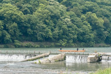 Turistler Kyoto, Japonya eteklerinde Arashiyama keşfetmek. 