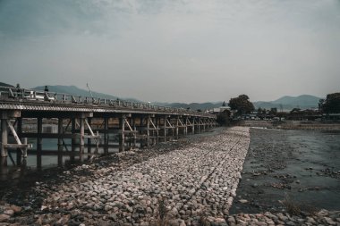 Turistler Kyoto, Japonya eteklerinde Arashiyama keşfetmek. 