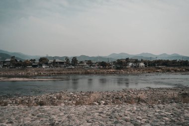 Turistler Kyoto, Japonya eteklerinde Arashiyama keşfetmek. 