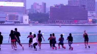 Hong Kong, Çin, 09 Temmuz 2019: Tamar Park'ta egzersiz yapan bir grup Sportif insan 
