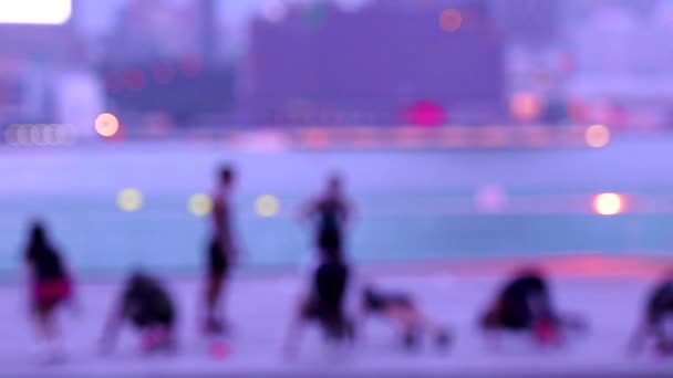 一群运动型人在公园里锻炼的模糊视图 — 图库视频影像