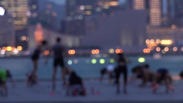 공원에서 운동을하는 스포티 사람들의 그룹의 흐림보기 — 비디오