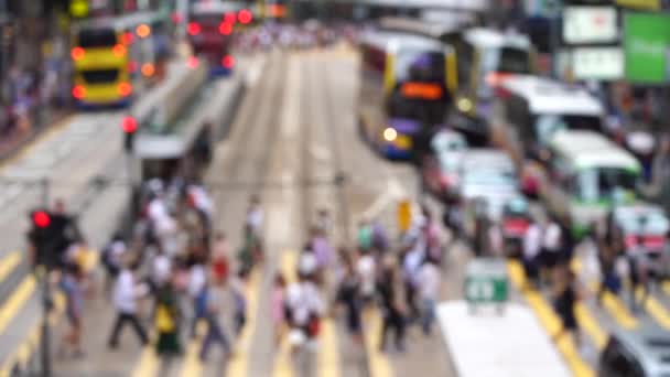 模糊的人群在香港繁忙的人行横道 慢动作 — 图库视频影像