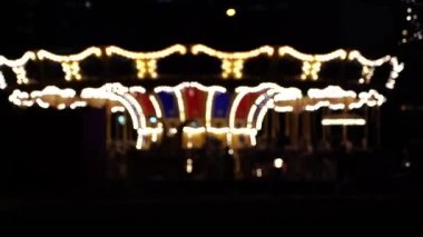 Geceleri soyut ışık atlıkarınca; Bulanıklaştırma Carousel ve ışık bokeh