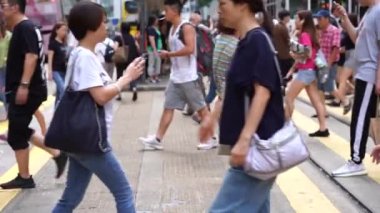 Hong Kong, Çin, 09 Temmuz 2019: Hong Kong adasında Causeway Bay alışveriş bölgesinin Meşgul caddelerinin yavaş hareketi. Sokaklar insanların alışverişiyle dolup taşırı. Kalabalık yolda yürüyen yayalar