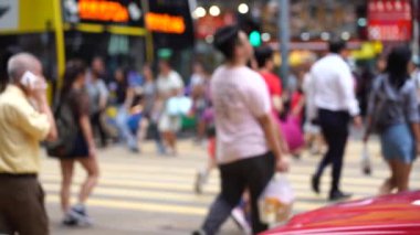 Hong Kong, Çin, 09 Temmuz 2019: Hong Kong adasında Causeway Bay alışveriş bölgesinin Meşgul caddelerinin yavaş hareketi. Sokaklar insanların alışverişiyle dolup taşırı. Kalabalık yolda yürüyen yayalar