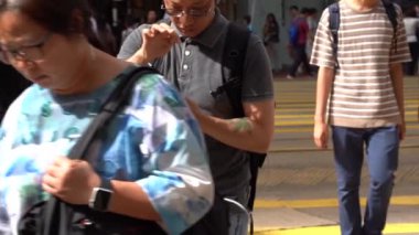 Hong Kong, Çin, 09 Temmuz 2019: Hong Kong adasında Causeway Bay alışveriş bölgesinin Meşgul caddelerinin yavaş hareketi. Sokaklar insanların alışverişiyle dolup taşırı. Kalabalık yolda yürüyen yayalar