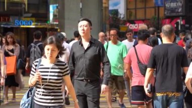 Hong Kong, Çin, 09 Temmuz 2019: Hong Kong adasında Causeway Bay alışveriş bölgesinin Meşgul caddelerinin yavaş hareketi. Sokaklar insanların alışverişiyle dolup taşırı. Kalabalık yolda yürüyen yayalar