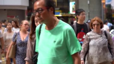 Hong Kong, Çin, 09 Temmuz 2019: Hong Kong adasında Causeway Bay alışveriş bölgesinin Meşgul caddelerinin yavaş hareketi. Sokaklar insanların alışverişiyle dolup taşırı. Kalabalık yolda yürüyen yayalar